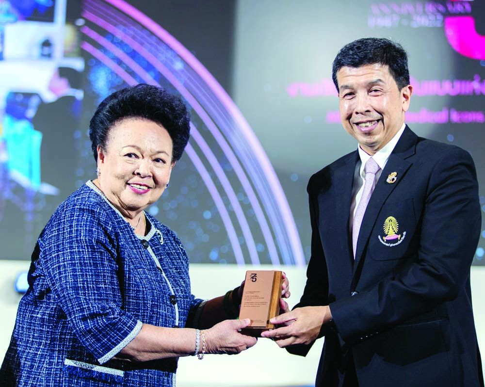 ศ.กิตติคุณ พญ.คุณหญิงกอบจิตต์ ลิมปพยอม รับรางวัลเชิดชูเกียรติ แพทย์จุฬาฯ ต้นแบบเกียรติยศ

