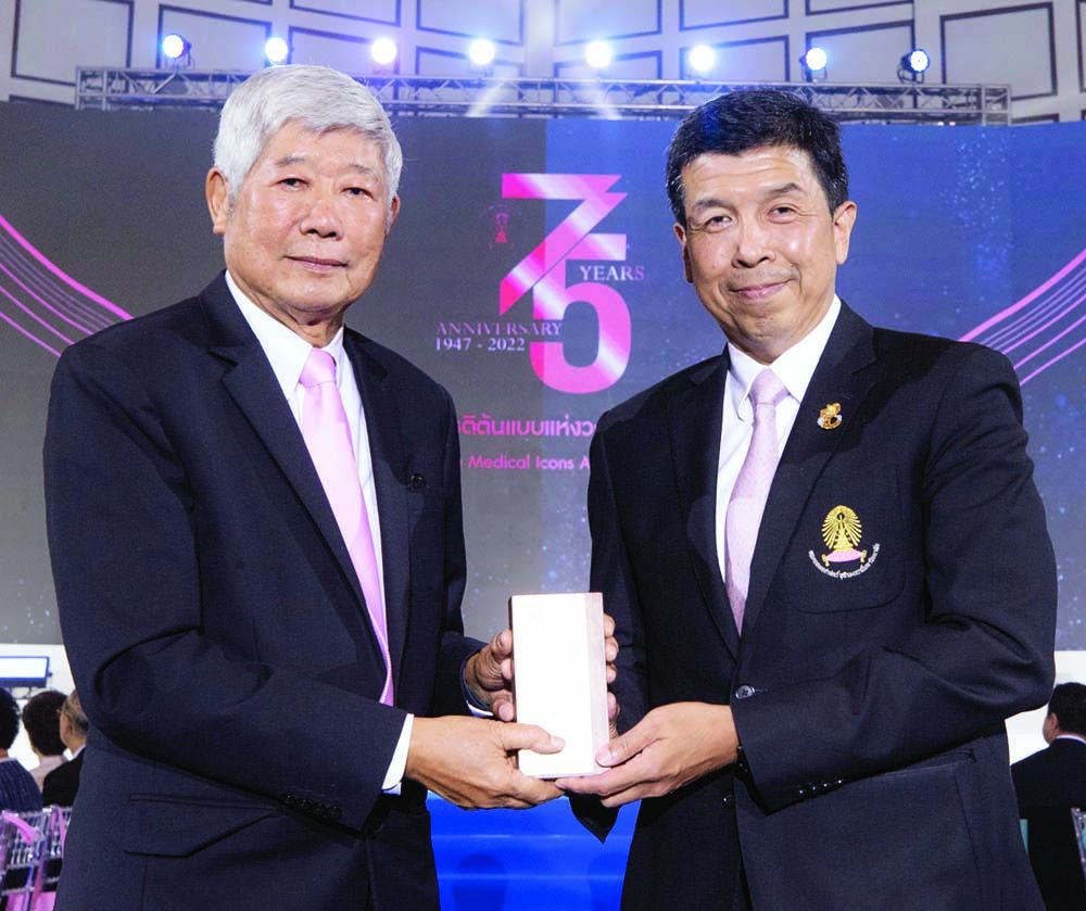 รศ.นพ.พินิจ กุลละวณิชย์ รับรางวัลเชิดชูเกียรติ แพทย์จุฬาฯ ต้นแบบเกียรติยศ

