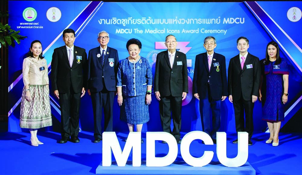 เตช บุนนาค เลขาธิการสภากาชาดไทย ร่วมแสดงความยินดีกับ รศ.นพ.ฉันชาย สิทธิพันธุ์, ศ.กิตติคุณ พญ.คุณหญิง กอบจิตต์ ลิมปพยอม, ศ.กิตติคุณ นพ.จรัส สุวรรณเวลา, รศ.นพ.เจษฎา แสงสุพรรณ, รศ.ดร.นพ.จิรุตม์ ศรีรัตนบัลล์ โดยมี รศ.พญ.กัญญรัตน์ กรัยวิเชียร และ รศ.ดร.วิวรพรรณ สรรประเสริฐ ผู้บริหารคณะแพทยศาสตร์ จุฬาฯ ร่วมต้อนรับ