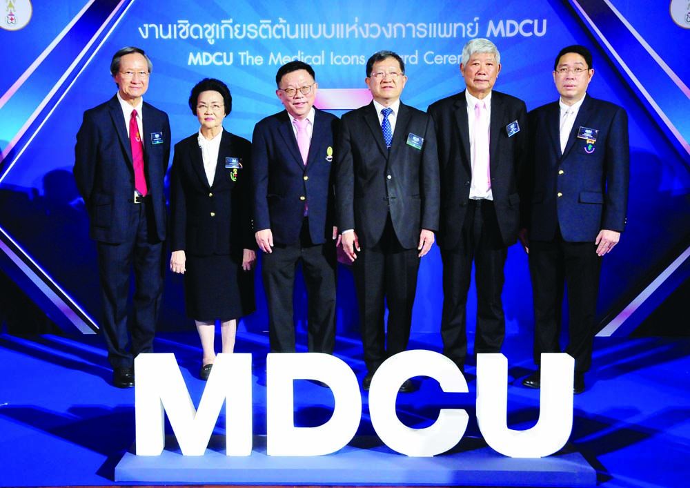 นพ.ณรงค์ศักดิ์ อังคะสุวพลา, พญ.เจรียง จันทรกมล, ศ.กิตติคุณ นพ.สุรศักดิ์ ฐานีพานิชสกุล, รศ.นพ.พินิจ กุลละวณิชย์ และ ผศ.นพ.นครินทร์ ศิริทรัพย์

