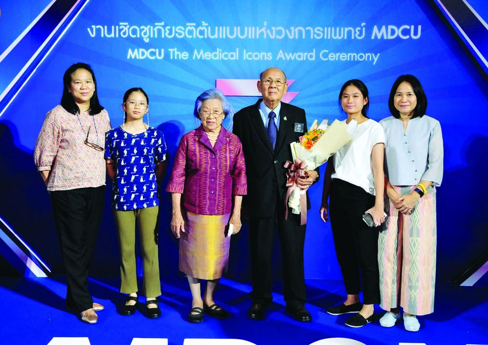 ผศ.นพ.วิศิษฏ์ ฐิตวัฒน์ พร้อมหน้าครอบครัว พญ.วันดี ฐิตวัฒน์ ภรรยา และลูกหลาน