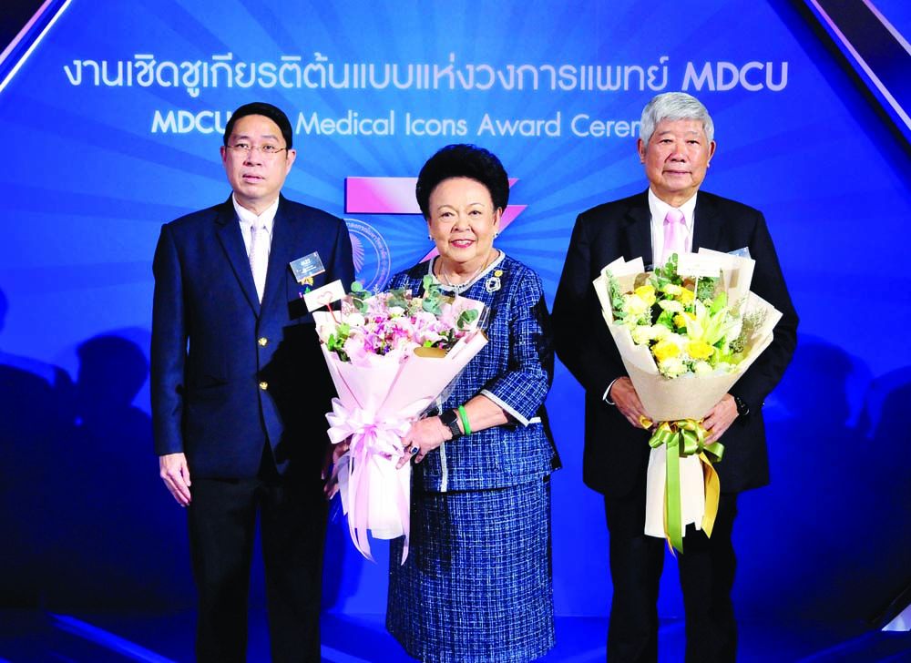 ผศ.นพ.นครินทร์ ศิริทรัพย์ ผช.คณบดี แพทยศาสตร์ จุฬาฯ ร่วมแสดงความยินดีกับ ศ.กิตติคุณ พญ.คุณหญิงกอบจิตต์ ลิมปพยอม และ รศ.นพ.พินิจ กุลละวณิชย์