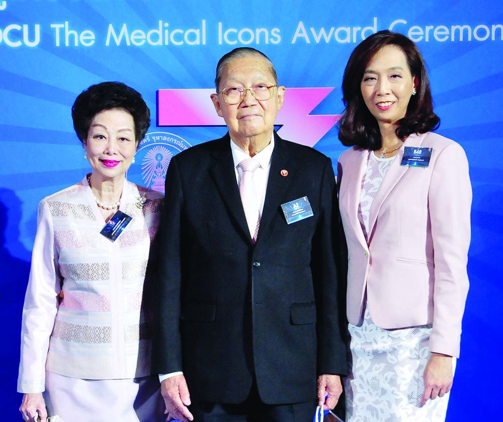 ครอบครัวศิษย์เก่าแพทย์ จุฬาฯ ศ.พญ.คุณหญิงนิตยา-ศ.กิตติคุณ นพ.จรัส สุวรรณเวลา และลูกสาว ศ.พญ.นิจศรี ชาญณรงค์