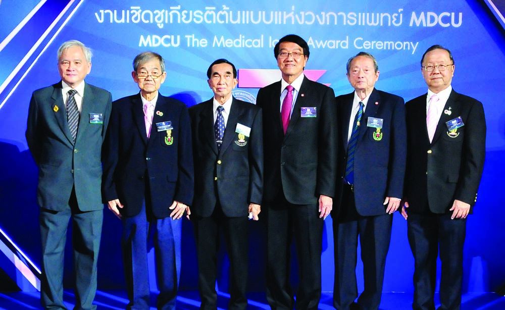 รศ.นพ.สุธรรม ปิ่นเจริญ, รศ.นพ.เจษฎา แสงสุพรรณ, นพ.พล.ต.ต.ชุมศักดิ์ พฤกษาพงษ์, รศ.นพ.กำจร ตติยกวี, ศ.นพ.วิรัติ พาณิชย์พงษ์ และ ศ.นพ.พงษ์ศักดิ์ วรรณไกรโรจน์