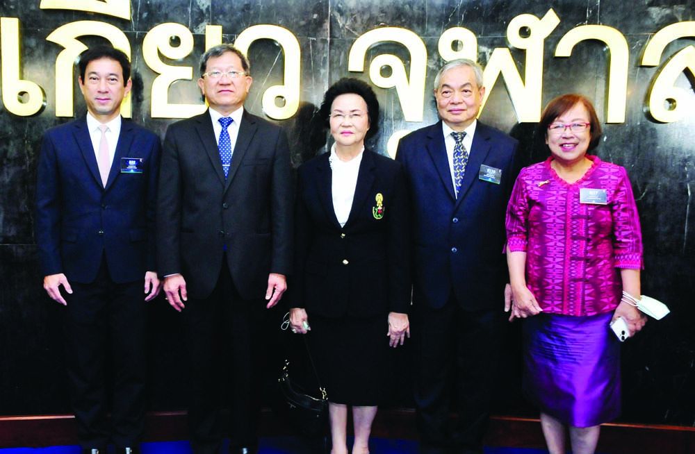 รศ.นพ.ดิลก ภิยโยทัย, นพ.โสภณ เมฆธน, พญ.เจรียง จันทรกมล, ผศ.นพ.สุรชัย เคารพธรรม และ รศ.พญ.สุวรรณี พันเจริญ

