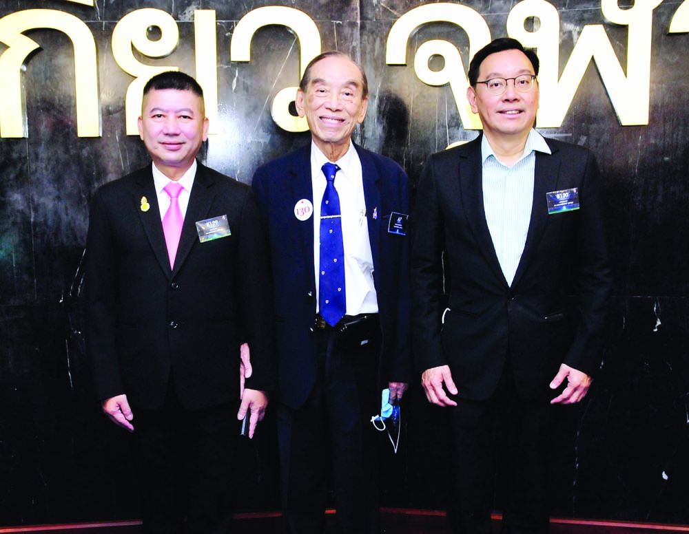 พล.อ.ท.นพ.อิทธพร คณะเจริญ เลขาธิการแพทยสภา, ศ.กิตติคุณ นพ.ชัยเวช นุชประยูร ผช.เลขาธิการสภากาชาดไทย และ ศ.ดร.นพ.อิศรางค์ นุชประยูร

