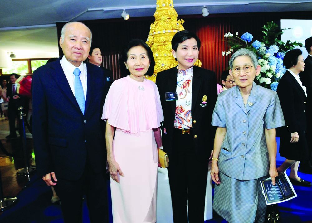 เกริกชัย-รัชนี มาแสดงความยินดีกับลูกสาว รศ.พญ.ดารินทร์ ซอโสตถิกุล โดยมี ศ.พญ.อรดี จันทวสุ ร่วมยินดี

