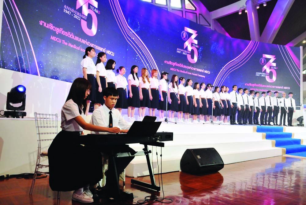 คณะประสานเสียงสโมสรนิสิตแพทยศาสตร์ จุฬาฯ ร่วมแสดงความยินดีกับศิษย์เก่ารุ่นพี่ผ่านเสียงเพลง
