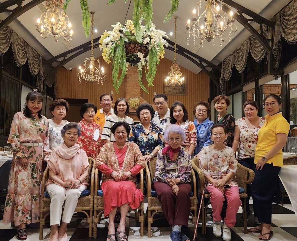 บันทึกภาพแห่งความสุขด้วยรอยยิ้มและมิตรภาพที่ยั่งยืน

