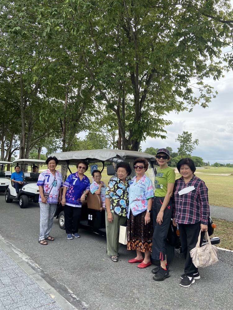นั่งรถกอล์ฟ ชมบรรยากาศรอบๆ ถ่ายรูปเล่นกับบรรยากาศอันร่มรื่น

