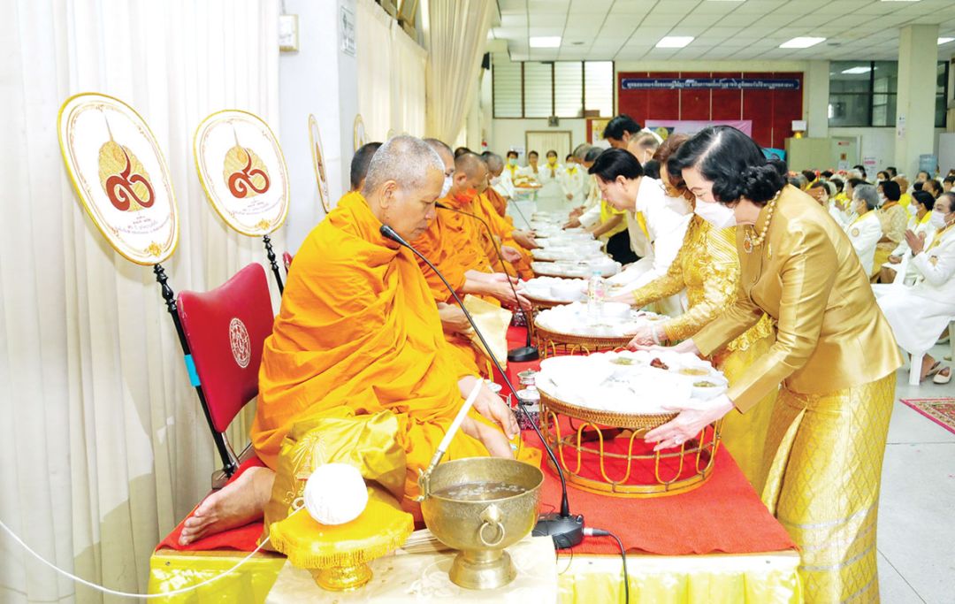ศ.ดร.ศุลีมาศ สุทธิสัมพัทน์ นายกพุทธสมาคมฯ และคณะกรรมการ ร่วมถวายภัตตาหารเพล

