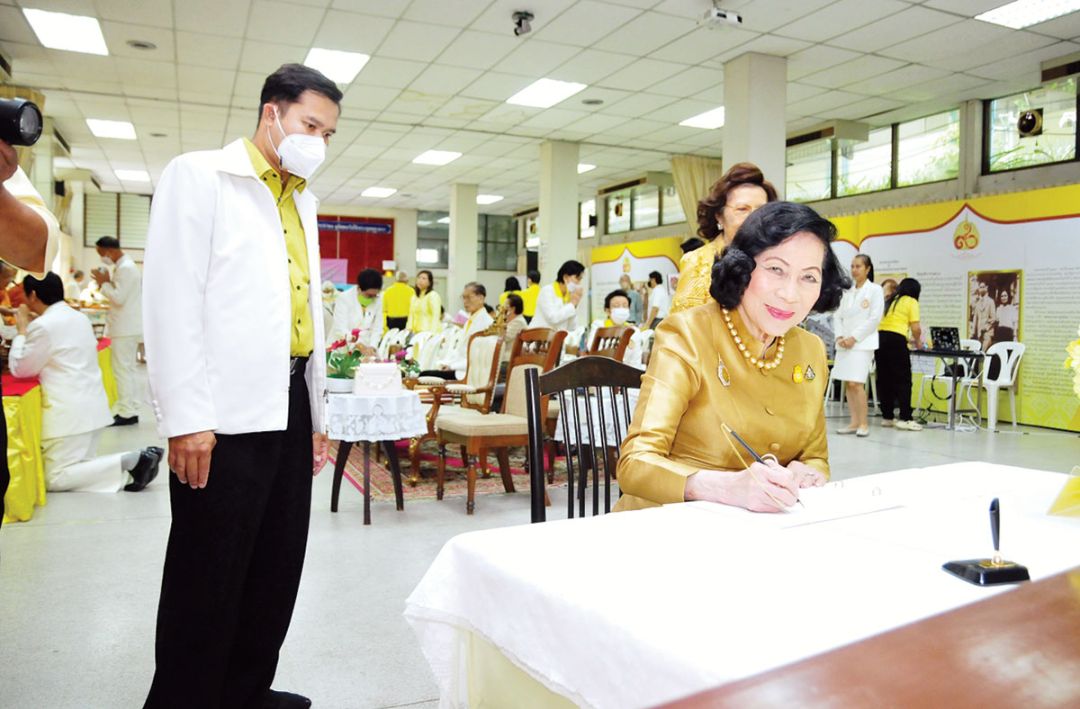 ศ.ดร.ศุลีมาศ สุทธิสัมพัทน์ ลงนามถวายพระพร

