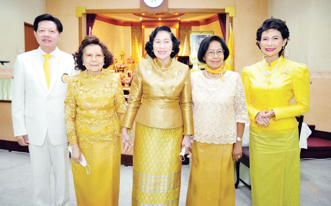 สุรวัฒน์ ชมภูพงษ์, ดร.ศศมนต อินทุภูติ, ศ.ดร.ศุลีมาศ สุทธิสัมพัทน์, กรองทอง เนาวเพ็ญ และ ดร.รัชนีกร มัคคสมัน

