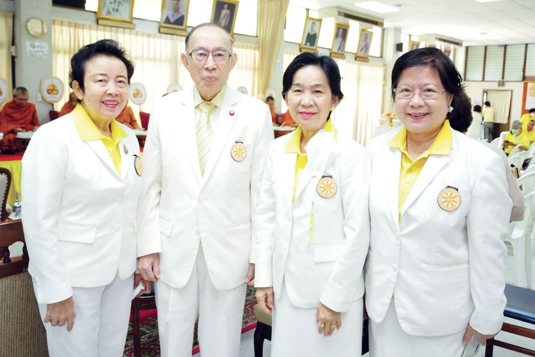 วสนันท์ รวีจรัสรุจน์, จีระพงษ์ สิวายะวิโรจน์, นพวรรณ สุวรรณเวช
และ วิมลรัตน์ สถาวรวงศ์

