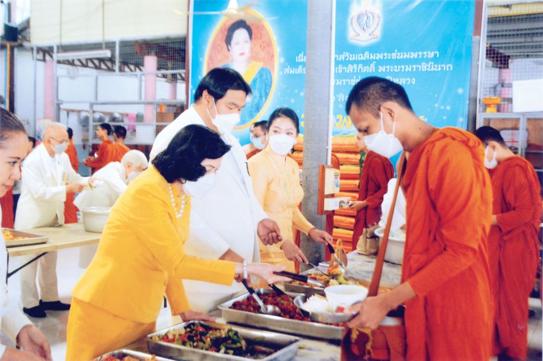 ศ.ดร.ศุลีมาศ สุทธิสัมพัทน์ และ ผศ.ดร.ทรงยศินทร์ ชนปทาธิป ตักบาตรอาหารเพล


