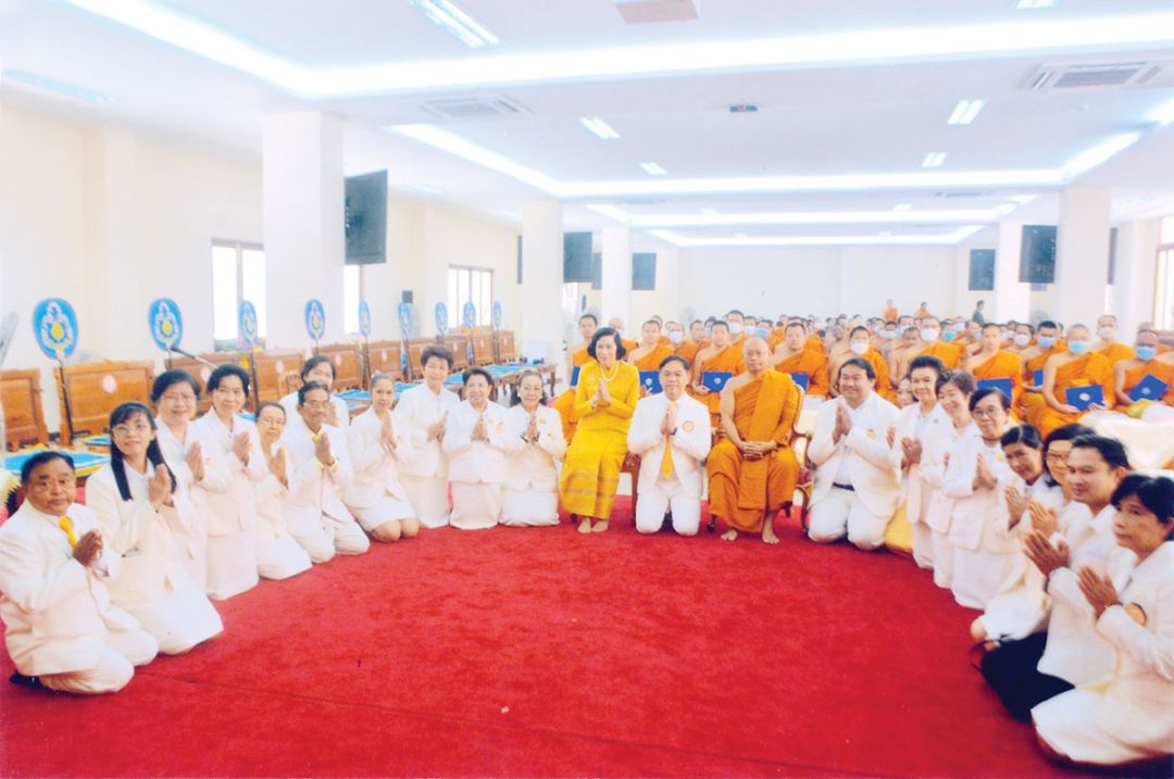 พระธรรมราชานุวัตร ถ่ายภาพกับคณะกรรมการพุทธสมาคมฯ พร้อมด้วยภิกษุ-สามเณรที่ได้รับทุน

