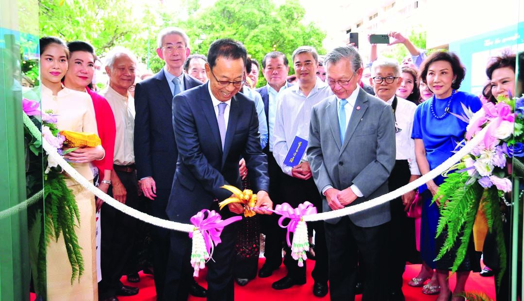 นุรักษ์ มาประณีต องคมนตรี ประธานเปิดงานนิทรรศการ “ชีวิตกับลายเส้น” โดย ฐาปนันดรศิลปิน
ชวน หลีกภัย อดีตนายกรัฐมนตรี ที่ได้รวบรวมผลงานลายเส้นในหลากหลายช่วงชีวิต