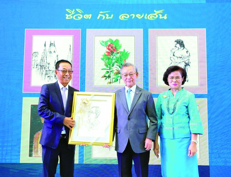 นุรักษ์ มาประณีต องคมนตรี ประธานเปิดงานรับมอบภาพที่ระลึกจาก ฐาปนันดร
ศิลปิน ชวน หลีกภัย อดีตนายกรัฐมนตรี มี นิภา โสภาสัมฤทธิ์ อธิการบดีสถาบันบัณฑิตพัฒนศิลป์ ร่วมถ่ายภาพเป็นที่ระลึก