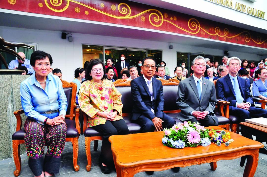 นุรักษ์ มาประณีต องคมนตรี พร้อมด้วย ฐาปนันดรศิลปิน ชวน หลีกภัย อดีตนายกรัฐมนตรี,
ดร.คุณหญิงกัลยา โสภณพนิช, นารี ตัณฑเสถียร อัยการสูงสุด และ กิตติพงษ์ เตรัตนชัย