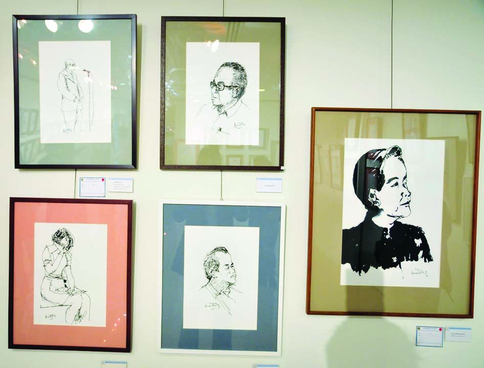 ส่วนหนึ่งของผลงานในนิทรรศการ “ชีวิตกับลายเส้น” จัดแสดงภาพลายเส้นบุคคลสำคัญ นักการเมือง ทิวทัศน์ ในแบบฉบับ “ฐาปนันดรศิลปิน ชวน หลีกภัย”