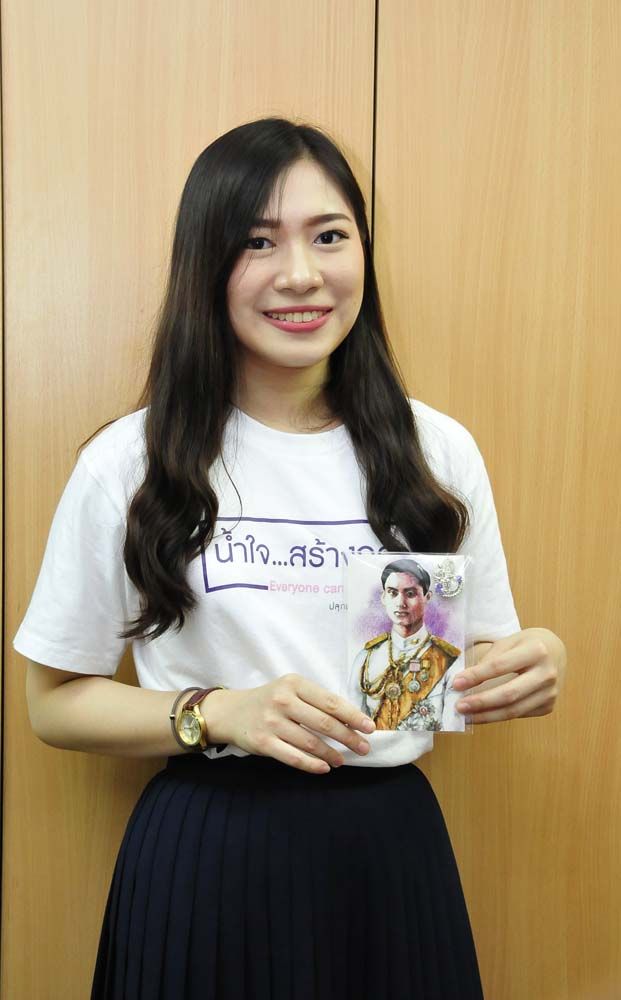 นิสิตแพทย์ จุฬาฯ กัลยกร ริ้วจุจา ทูตน้ำใจ
พรีเซ็นเตอร์เข็มที่ระลึกวันอานันทมหิดล
๒๕๖๑