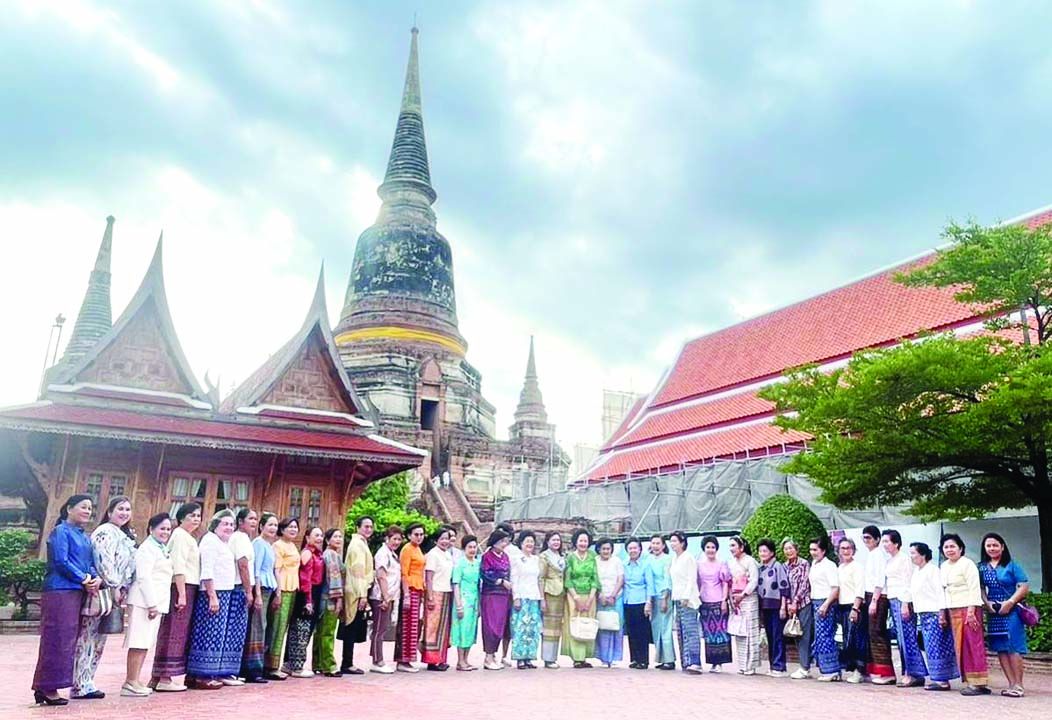 เพ็ญพักตร์ ศรีทอง รองประธานสมาคมสภาแม่ดีเด่นแห่งชาติฯ
นำคณะกรรมการทัศนศึกษาโบราณสถานในอยุธยา