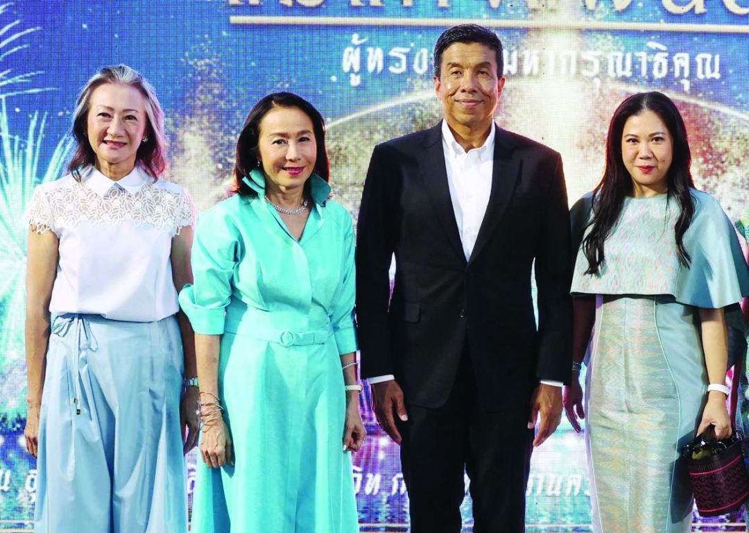 ชัชชาติ สิทธิพันธ์ุ ผู้ว่าฯ กทม. พร้อมด้วย กฤษณา อัมพุช, ศุภลักษณ์ อัมพุช ผู้บริหารดิ เอ็มดิสทริค และ ฐาปนีย์ เกียรติไพบูลย์ รองผู้ว่าฯ ททท.