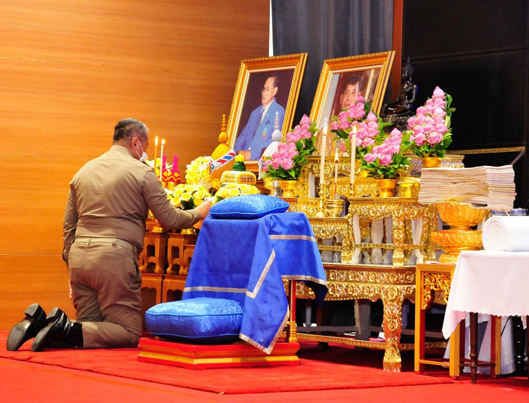 พลากร สุวรรณรัฐ องคมนตรี นายกมูลนิธิฯ ถวายราชสักการะและถวายความเคารพหน้าพระบรมฉายาลักษณ์

