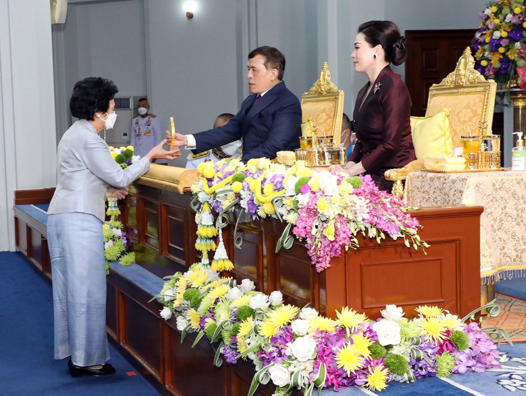 พระราชทานโล่เชิดชูเกียรติผู้มีอุปการคุณที่ให้การสนับสนุนมูลนิธิฯ แก่ ดร.วันดี
กุญชรยาคง จุลเจริญ