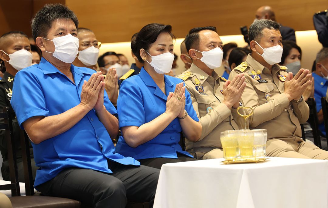 เธียรชัย ชูกิตติวิบูลย์ รองอธิบดีกรมป้องกันและบรรเทาสาธารณภัย, จตุพร
โรจนพานิช อธิบดีกรมพัฒนาสังคมและสวัสดิการ, พงศ์รัตน์ ภิรมย์รัตน์ อธิบดีกรมโยธาธิการและผังเมือง, สุทธิพงษ์ จุลเจริญ ปลัดกระทรวงมหาดไทย