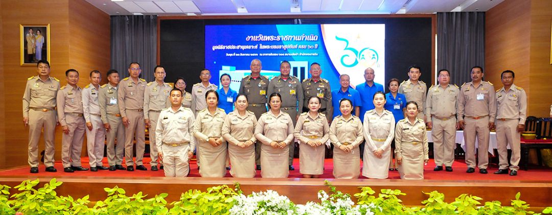 ผู้บริหารมูลนิธิฯ ถ่ายภาพร่วมกับ ผู้บริหารโรงเรียนราชประชานุเคราะห์ และโรงเรียนศึกษาสงเคราะห์

