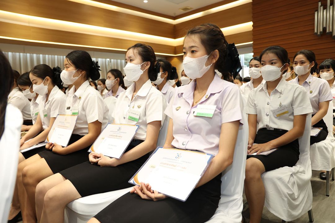 นักเรียนทุนพระราชทานที่สำเร็จการศึกษาระดับปริญญาตรี

