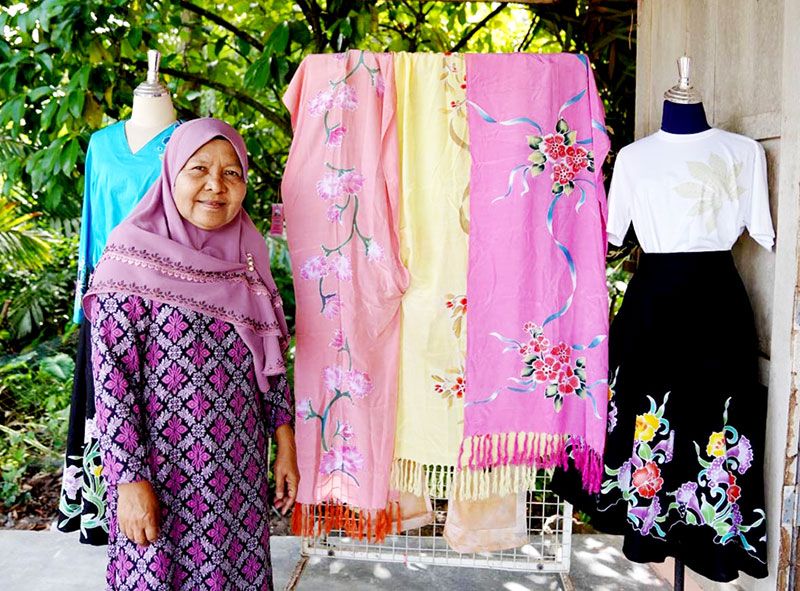 กิติมา มะสูละ หนึ่งในสตรีกลุ่มผ้าบาติก
บ้านกูยิ

