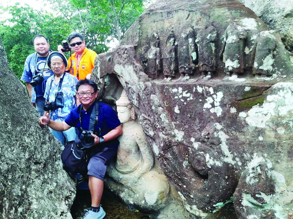 พระพุทธรูปสลักบนหิน