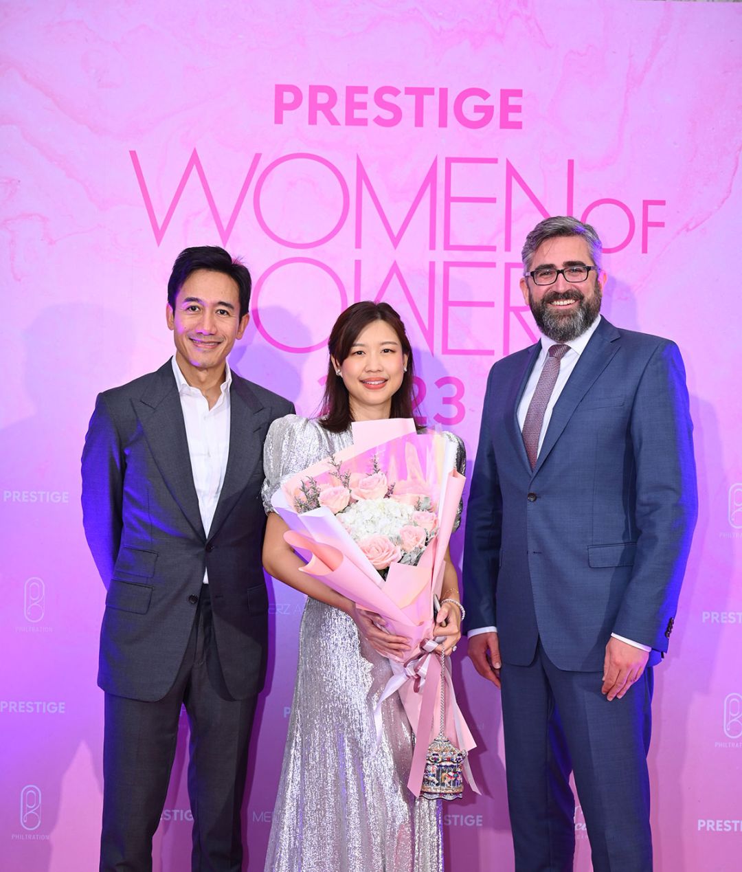 บียอน เรททิก และ กมลสุทธิ์ ทัพพะรังสี แสดงความยินดีกับ อุษณา มหากิจศิริ ทัพพะรังสี

