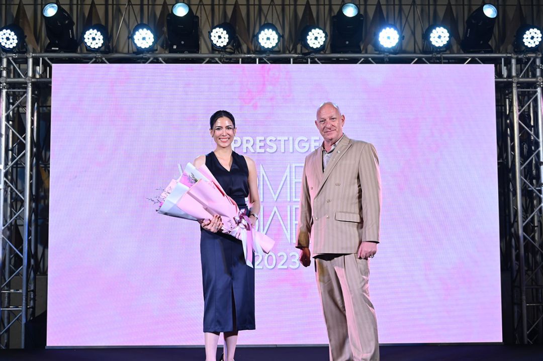 เข็มอัปสร สิริสุขะ รับช่อดอกไม้จาก บก.ฟรองซัว อูสตุยเซ่น

