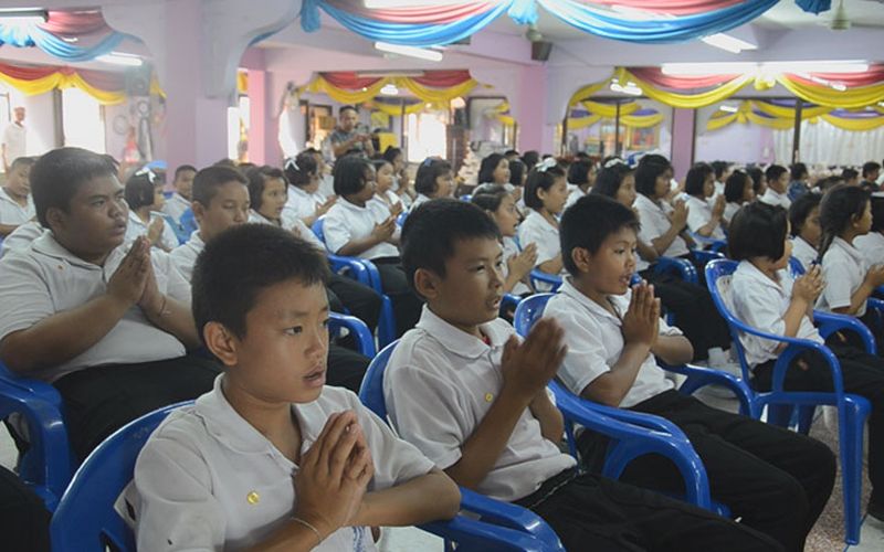 29 มิ.ย. 2561 ณ วัดสว่างอารมณ์ ต.ขุนแก้ว อ.นครชัยศรี จ.นครปฐม นักเรียนและประชาชนร่วมสวดมนต์ขอพรให้ทีมฟุตบอลหมูป่าทั้ง 13 ชีวิต ที่ติดอยู่ในถ้ำหลวง-ขุนน้ำนางนอน กลับออกมาอย่างปลอดภัย 