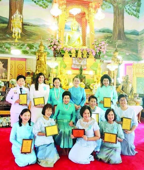 ยิ่งลักษณ์ หนุนภักดี ประธานมูลนิธิธรรมลักษณ์ศิลา ร่วมแสดงความยินดีกับผู้ได้รับโล่เกียรติคุณบุคคลทรงคุณธรรมแห่งปี ประจำปี 2566