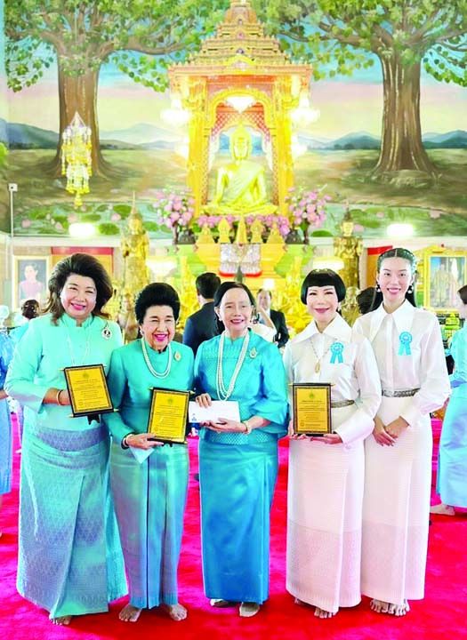 ยิ่งลักษณ์ หนุนภักดี ประธานมูลนิธิธรรมลักษณ์ศิลา ร่วมแสดงความยินดีกับผู้ได้รับโล่เกียรติคุณบุคคลทรงคุณธรรมแห่งปี ประจำปี 2566