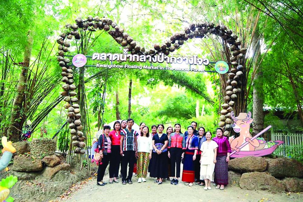 ทางเข้าตลาดกลางป่า

