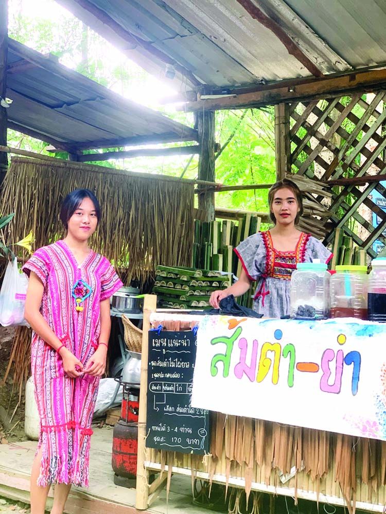 สาวกะเหรี่ยงกับส้มตำ-ยำ