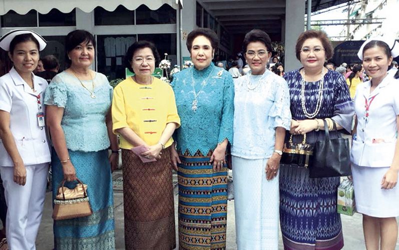 สุมนา อภินรเศรษฐ์, ผศ.เกศินี วิทูรชาติ ต้อนรับ แสงอรุณ กาญจนรัตน์ (ที่ 3 จากซ้าย) มาร่วมกิจกรรมบริเวณหน้าอาคารราชนครินทร์