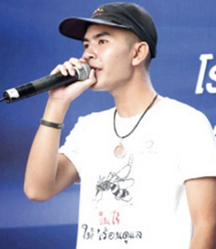 โก้ ไมค์ทองคำ มาร้องเพลงให้ความบันเทิง