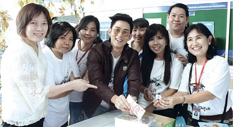 ออฟ-ศุภณัฐ AF2 ขวัญใจสาวๆ ทำบุญสอยดาวต้นใบบุญ