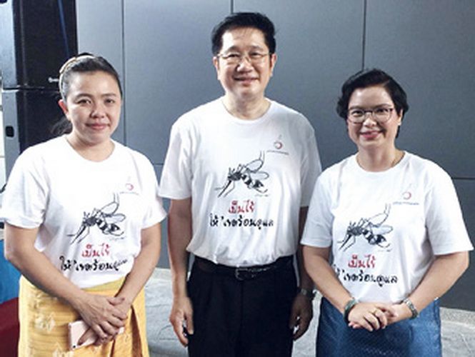 สองสาวใจบุญ เจนเนตร เจริญศิริวัฒน์, ชนกณัฐ
สิมพะลิก กับ ศ.นพ.ดร.พลรัตน์ วิไลรัตน์