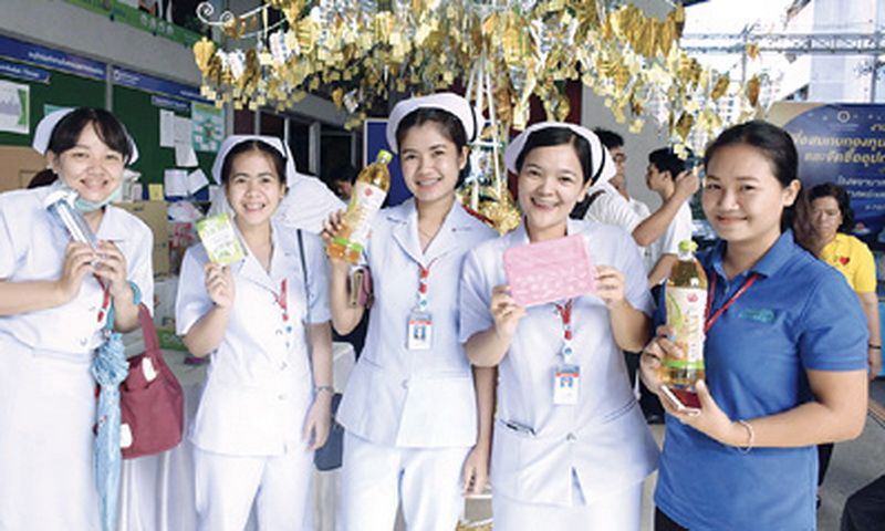 รอยยิ้มน่ารักจากพยาบาลสาวที่รัก แห่ง รพ.เวชศาสตร์เขตร้อน สอยดาวที่ต้นใบบุญ