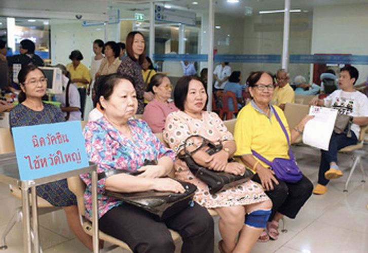 คนไข้มาใช้บริการภายในบริเวณอาคารราชนครินทร์