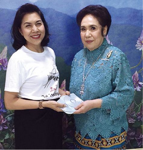 สุมนา อภินรเศรษฐ์ มอบแผ่น VCD แก่ 
ท็อป-ดารณีนุช ซึ่งเคย
ร่วมแสดงละครเมื่อครั้ง
หาทุนสร้างตึกฉลองสิริราชสมบัติครบ 50 ปี พ.ศ.2536 ให้คณะเวชศาสตร์เขตร้อน