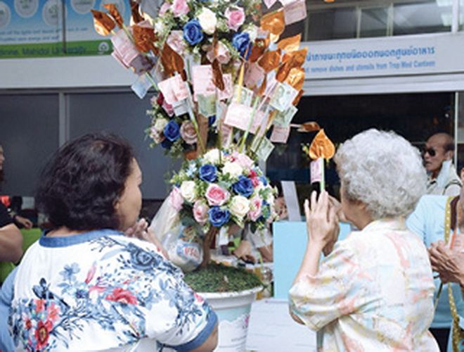 อธิษฐานร่วมทำบุญผ้าป่าการกุศล