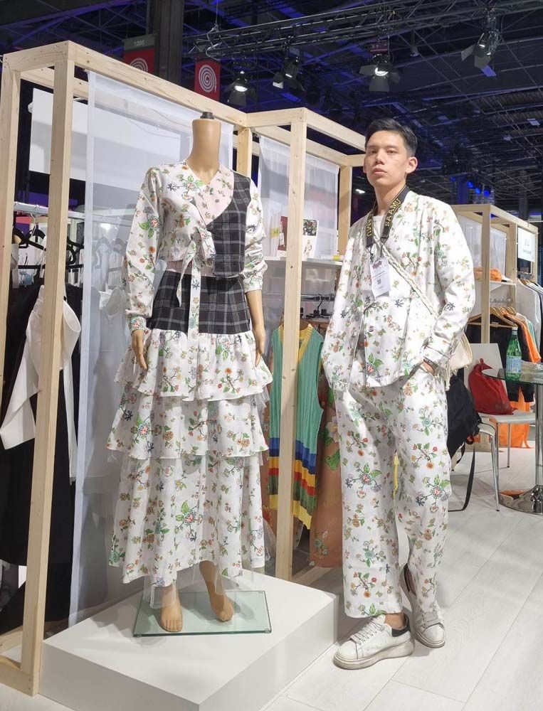 เตชทัต หลวงพิทักษ์ ศิษย์เก่าสาขาออกแบบแฟชั่น รุ่นที่ 14 ครีเอทีฟ ไดเรคเตอร์ แบรนด์เสื้อผ้า SAAMU (ซามู)

